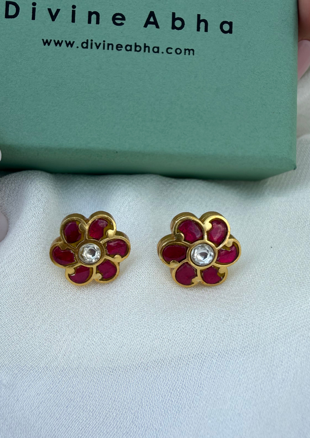 Neria Jadau Kundan Stud Earrings