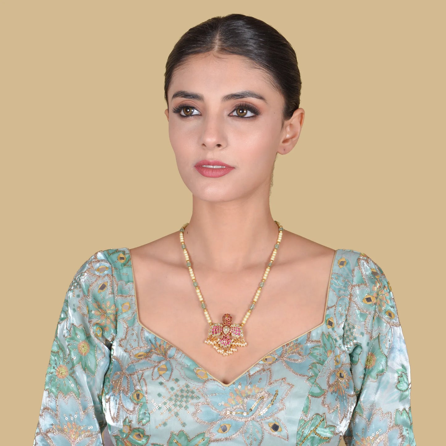 Graceful Jadau Kundan Neckace with Pearls and Green Emeral Beads