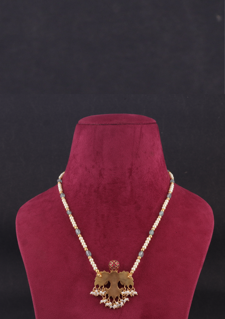 Graceful Jadau Kundan Neckace with Pearls and Green Emeral Beads