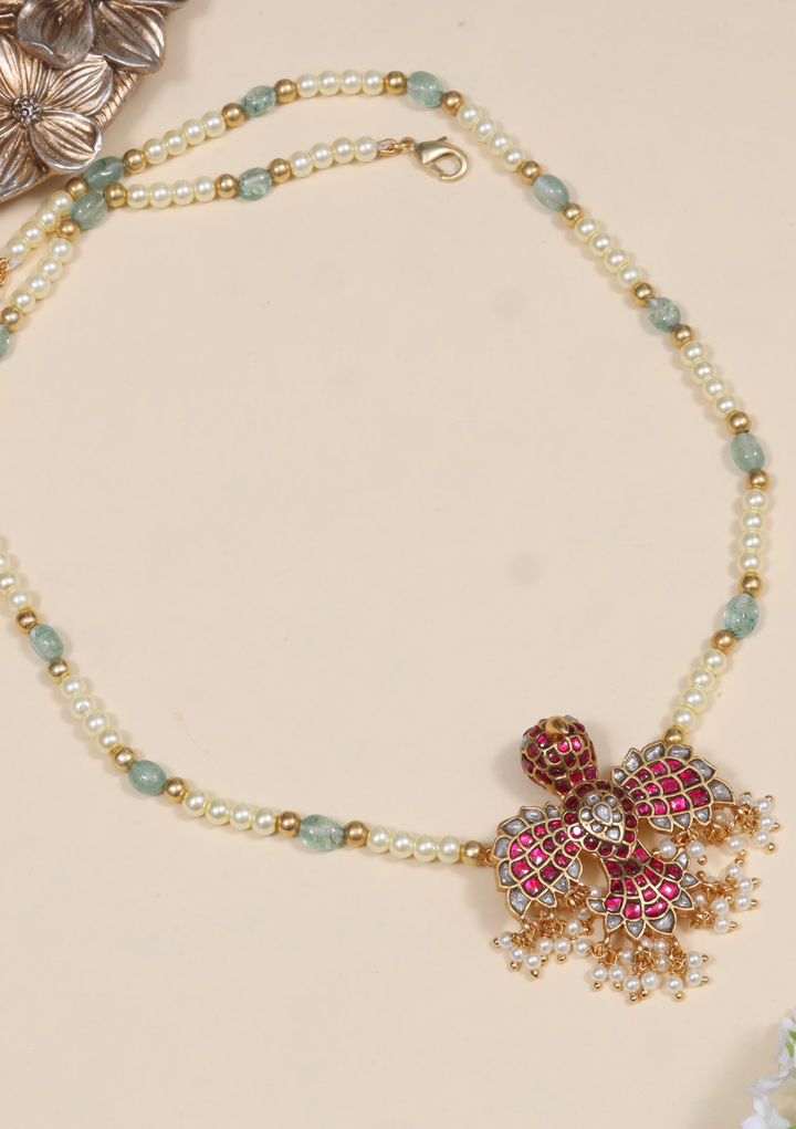 Graceful Jadau Kundan Neckace with Pearls and Green Emeral Beads