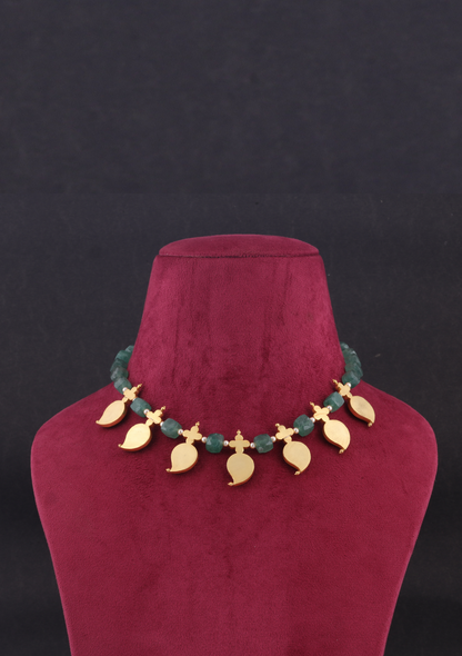 Classic Mango Jadau Kundan Short Necklace with Green Emerald Beads