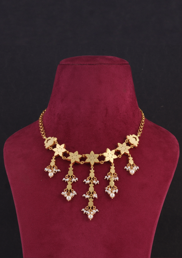 Graceful Jadau Kundan Short Choker Necklace Earring Set