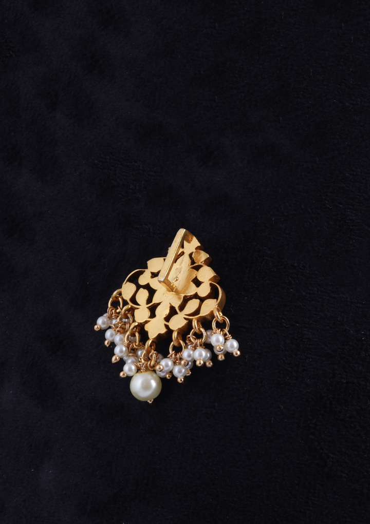 Pretty Elegant Jadau Kundan Pendant with Pearl Hangings